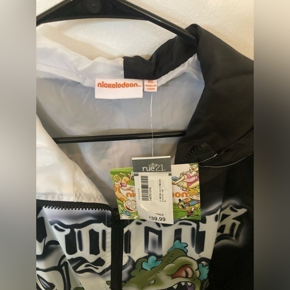 Rugrats windbreaker in size XL. New with tags. Perfect for any Rugrat fan - Picture 4 of 4
